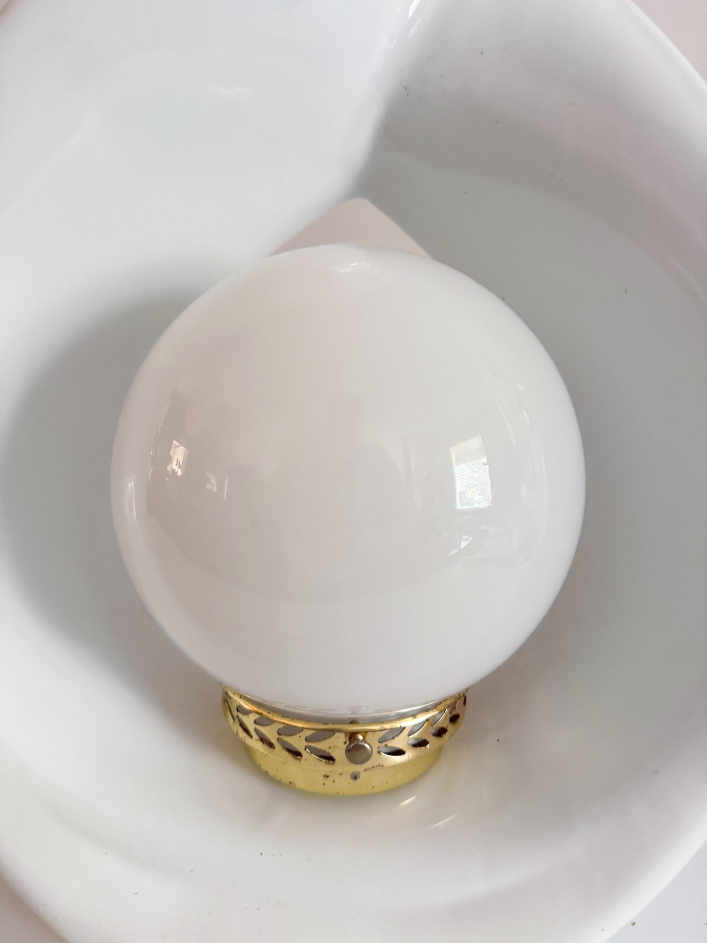 Sculptural Teardrop Lamps – Pair in Glossy White – 1980s Ceramic Lighting Set