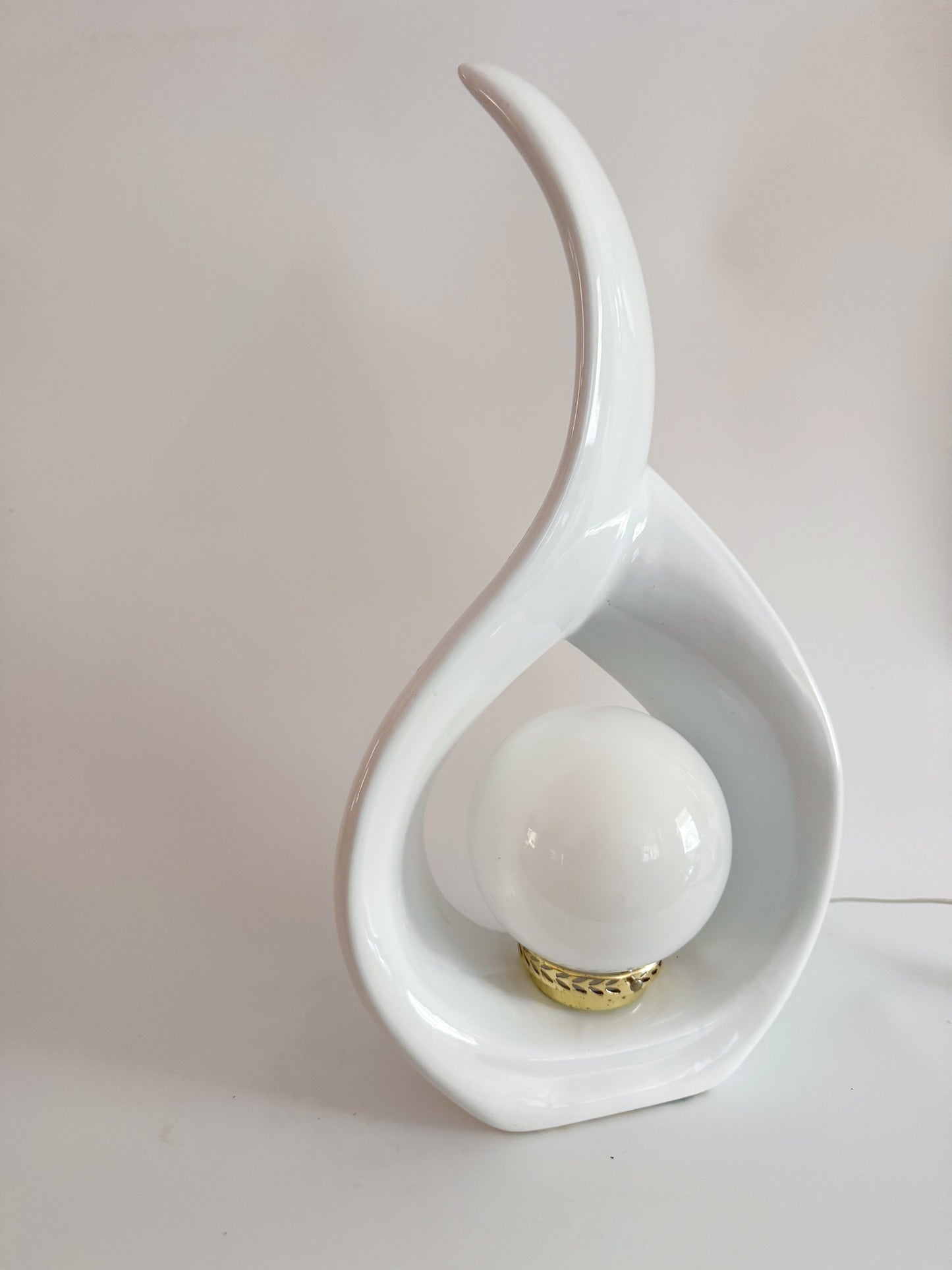 Sculptural Teardrop Lamps – Pair in Glossy White – 1980s Ceramic Lighting Set