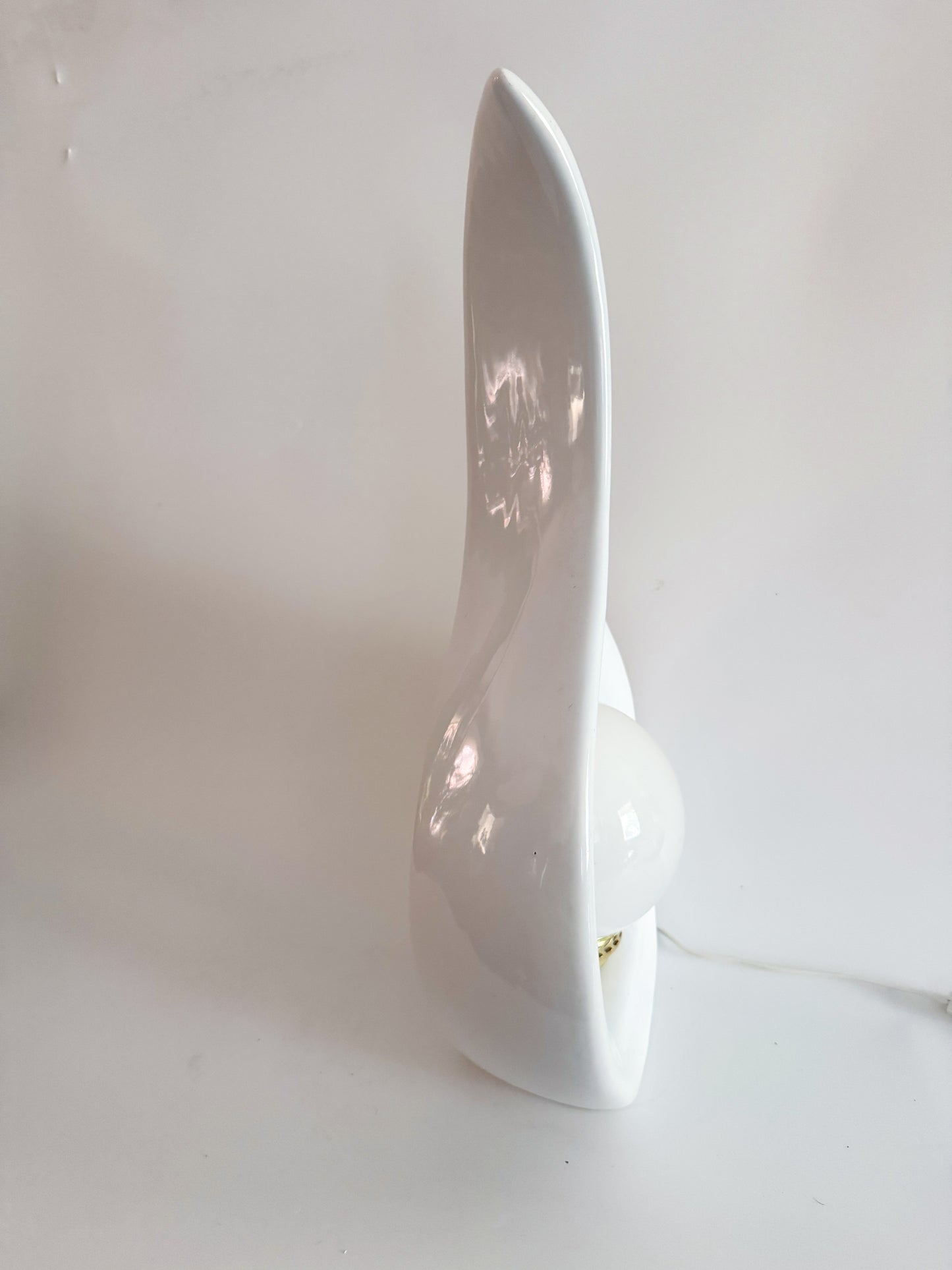 Sculptural Teardrop Lamps – Pair in Glossy White – 1980s Ceramic Lighting Set