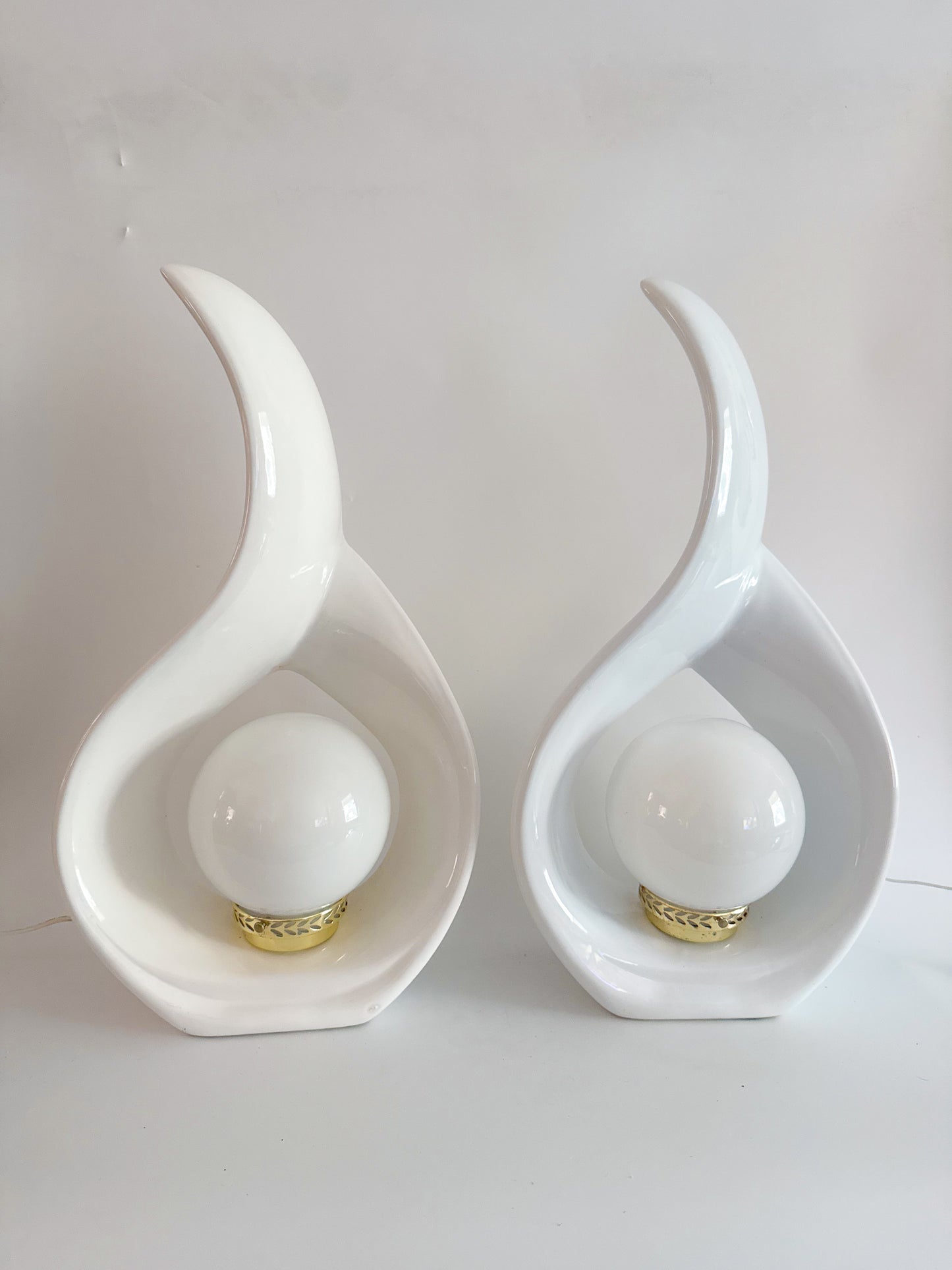 Sculptural Teardrop Lamps – Pair in Glossy White – 1980s Ceramic Lighting Set