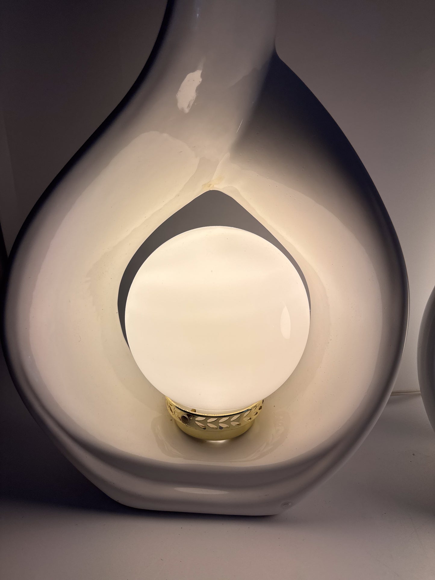 Sculptural Teardrop Lamps – Pair in Glossy White – 1980s Ceramic Lighting Set