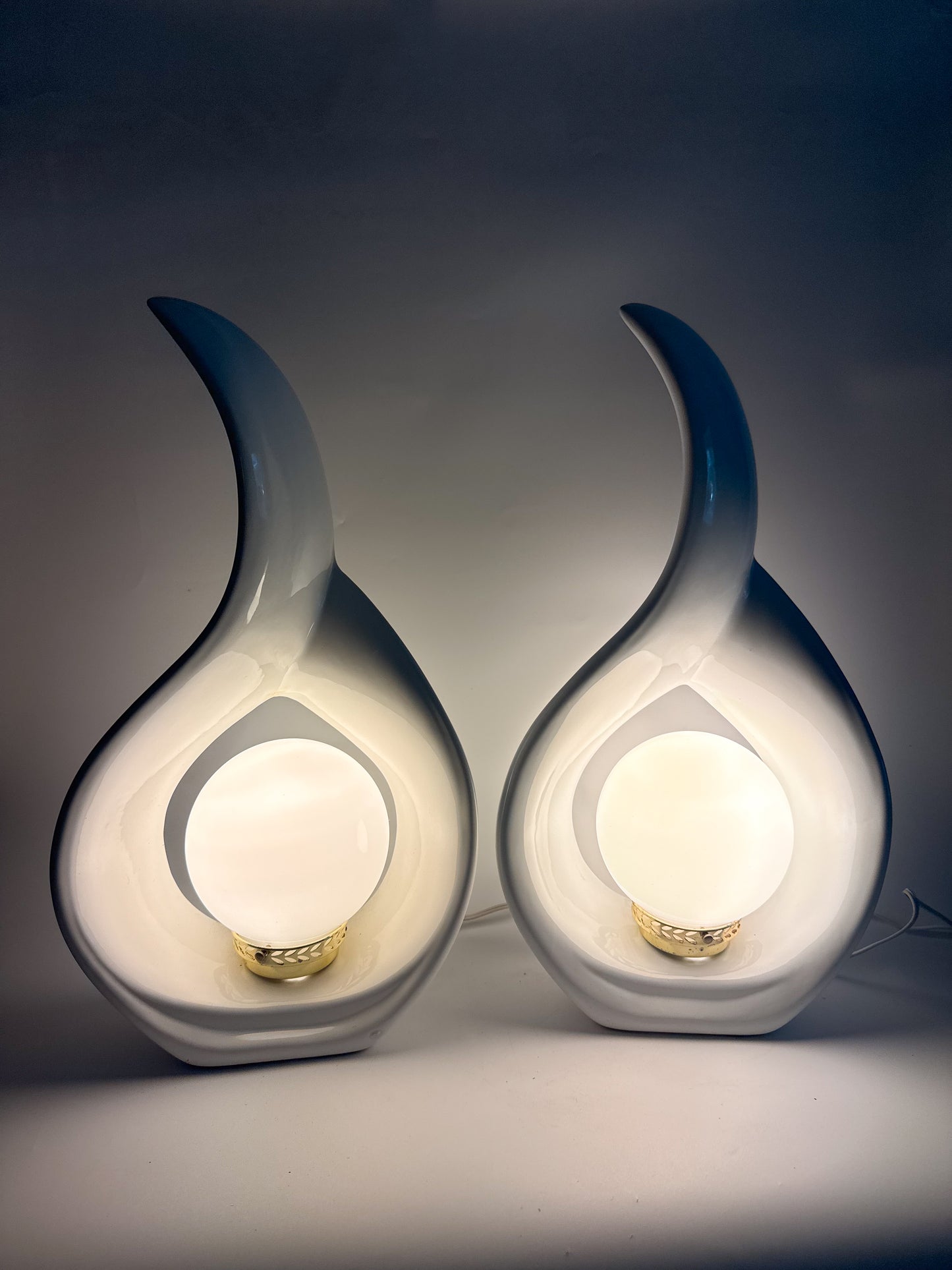 Sculptural Teardrop Lamps – Pair in Glossy White – 1980s Ceramic Lighting Set