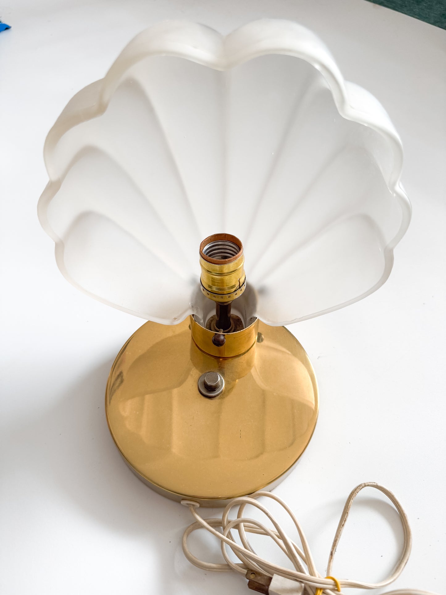 Rare Shell 1980s Glass and Brass Art Deco Table Lamp – Dimmable